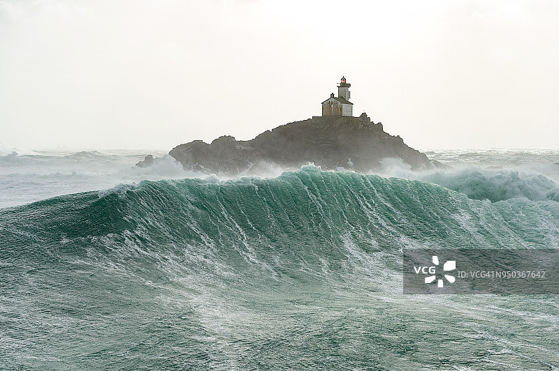 暴风雨中泰韦内克灯塔的鸟瞰图图片素材