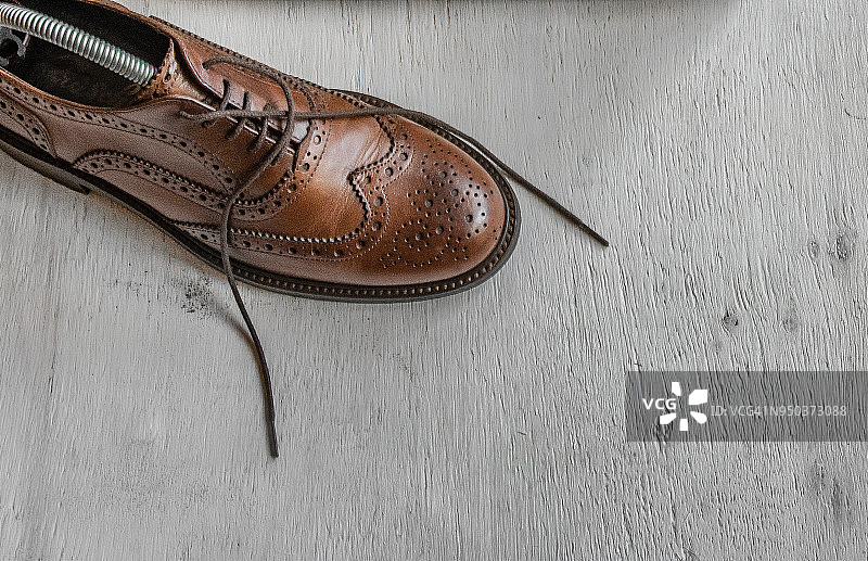 一只鞋在白色背景上，静物图片素材