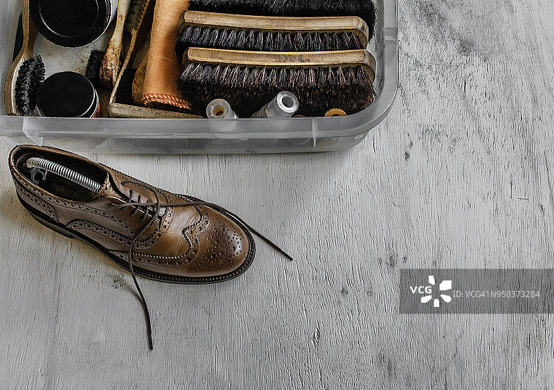 白色背景上的鞋盒和单只鞋子图片素材