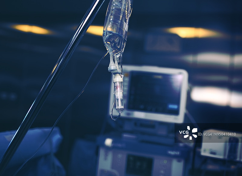 现代化手术室钢杆上的药物系统图片素材