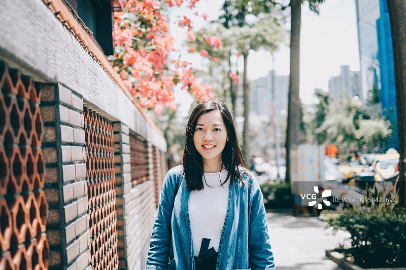 年轻女子在城市街道探索的肖像图片素材