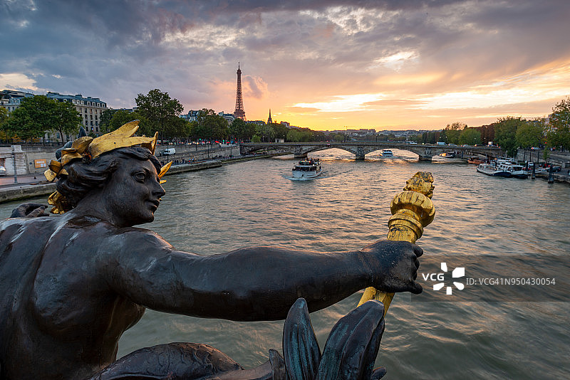 巴黎亚历山大三世桥的傍晚图片素材