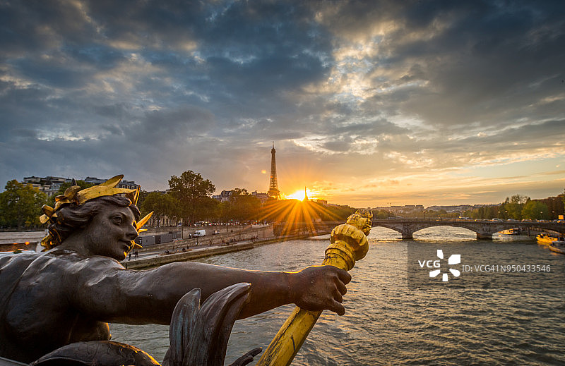 巴黎亚历山大三世桥的傍晚图片素材