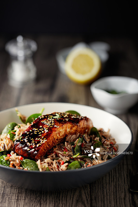 照烧三文鱼柳健康野生米沙拉图片素材