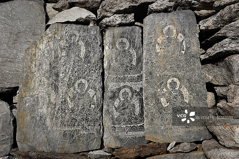 刻有佛教铭文的嘛呢石，马纳斯鲁环线，尼泊尔图片素材