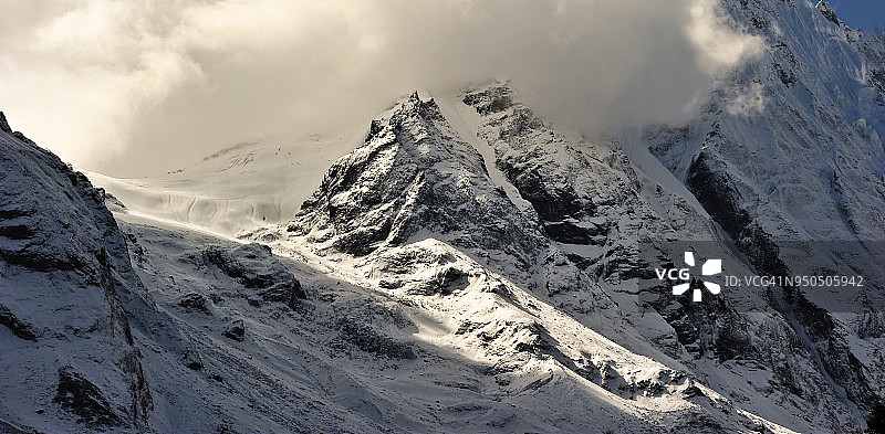 从尼泊尔马纳斯鲁环线徒步旅行看到的雪山山脊特写镜头图片素材