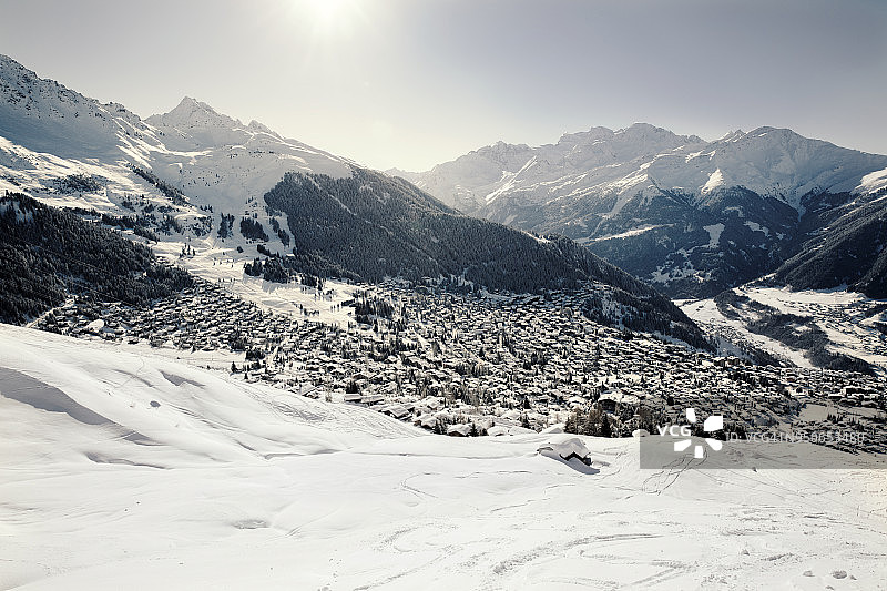 阳光明媚的冬日韦尔比耶滑雪胜地风光图片素材