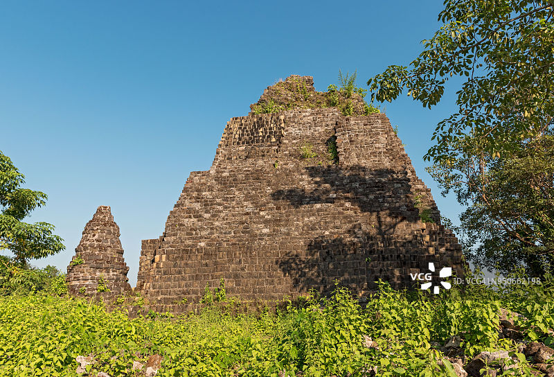 缅甸妙乌破损的佛塔图片素材