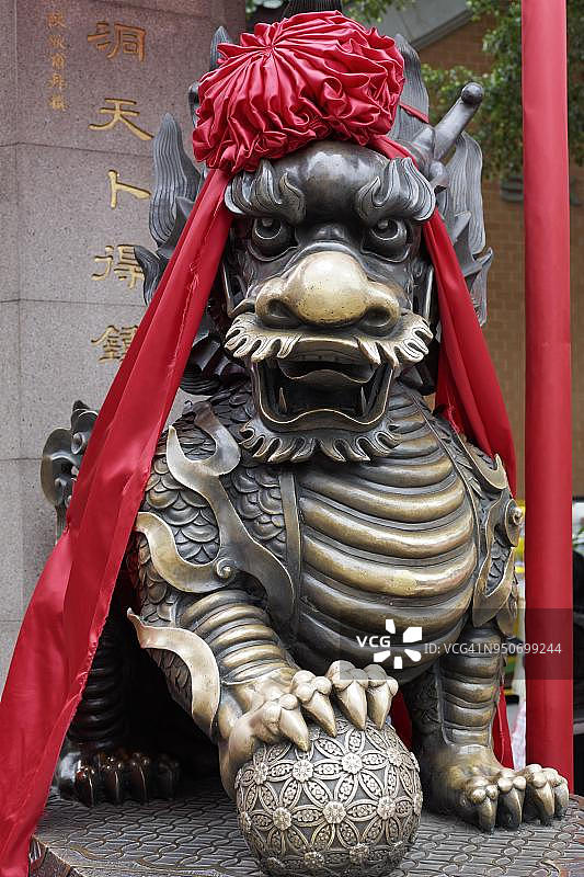 中国香港九龙黄大仙祠的守护狮图片素材