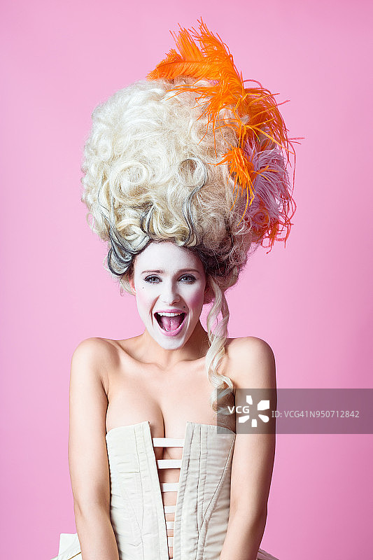 戴着假发的兴奋巴洛克风格女人 портрет图片素材