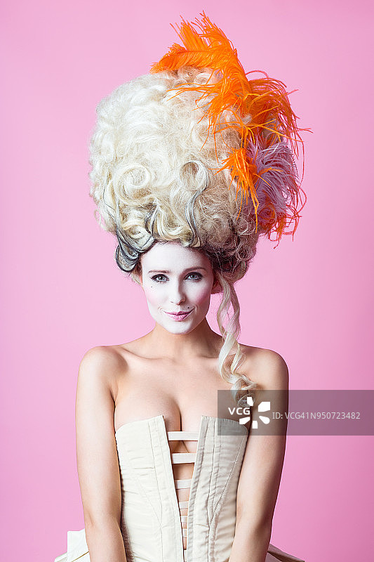 戴着假发的可爱巴洛克风格女性肖像，粉色背景图片素材