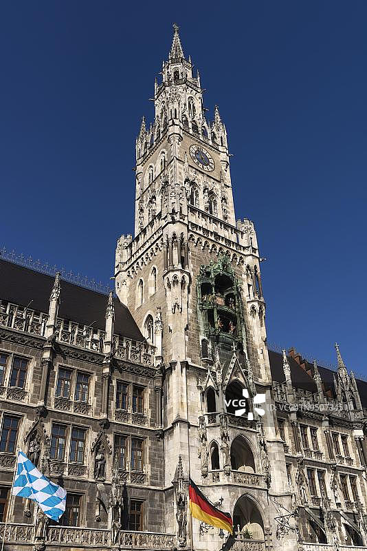带有巴伐利亚和德国国旗的新市政厅，新哥特式塔楼，1909年，慕尼黑，上巴伐利亚，巴伐利亚，德国图片素材
