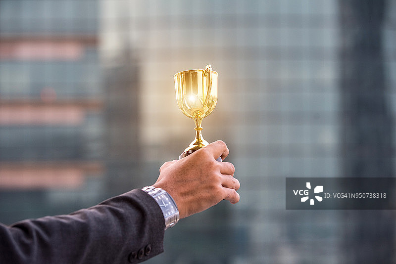 与奖杯一起庆祝的商人图片素材