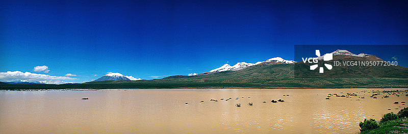 火山之间的泻湖图片素材
