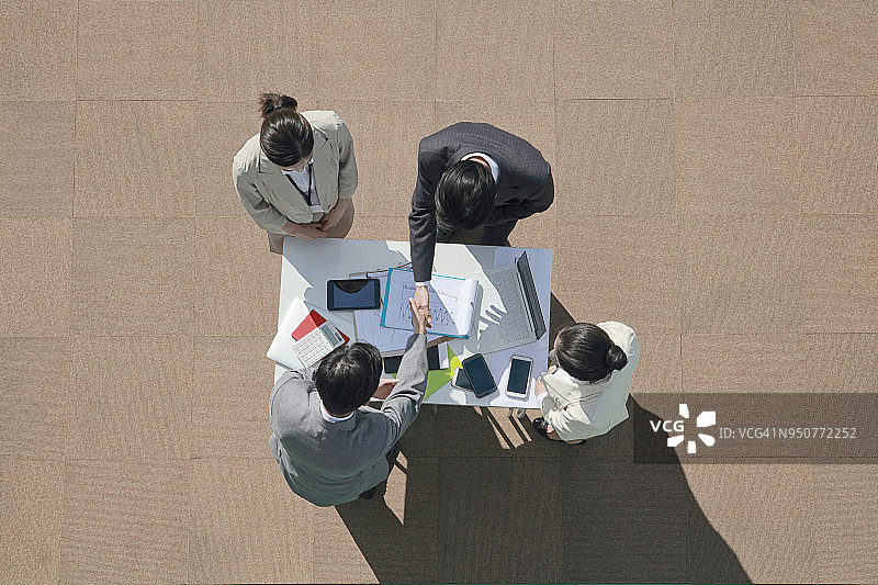 商业伙伴在会议中握手图片素材