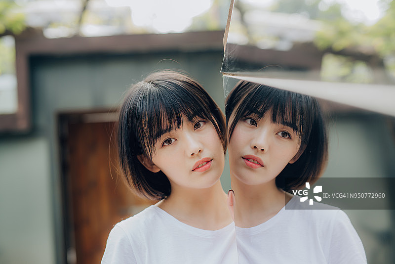 带有镜面反射的亚洲女性肖像图片素材