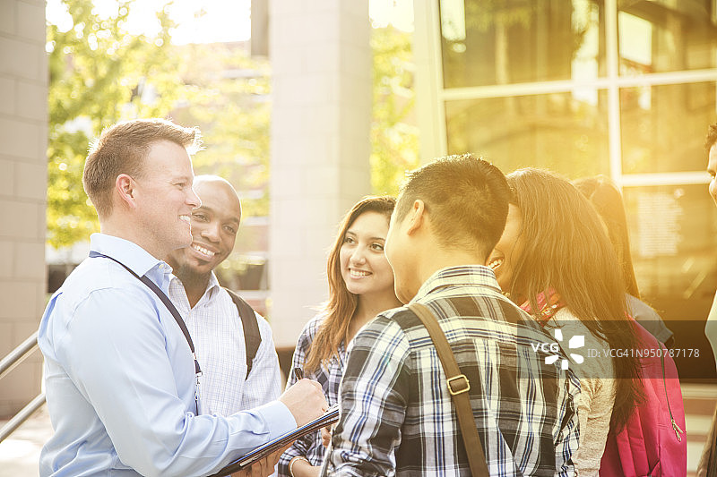 大学招聘人员带领学生参观校园图片素材