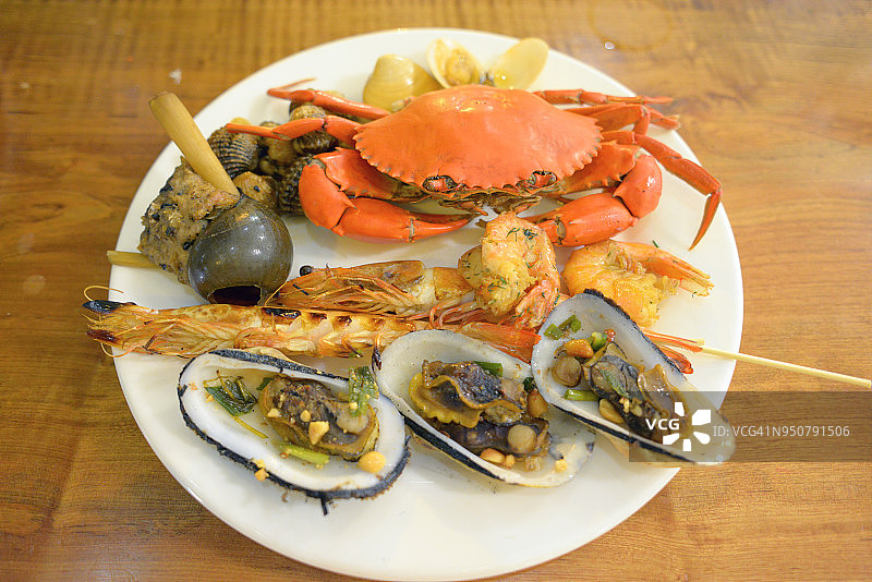 越南海鲜美食：螃蟹、大虾、蜗牛、蛤蜊图片素材