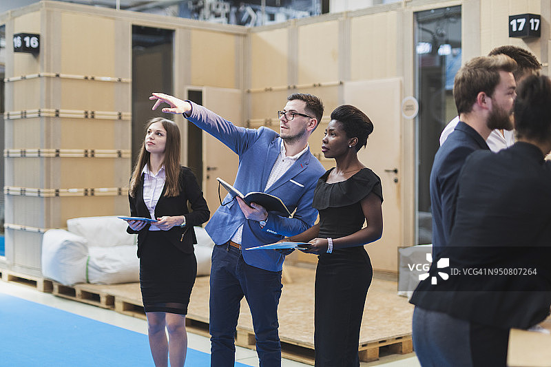 在展示厅的商务人士图片素材