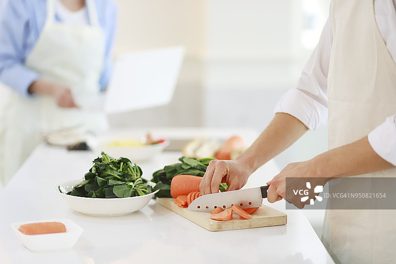 情侣在厨房切菜图片素材