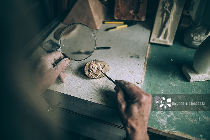 正在进行艺术创作的年长者图片素材