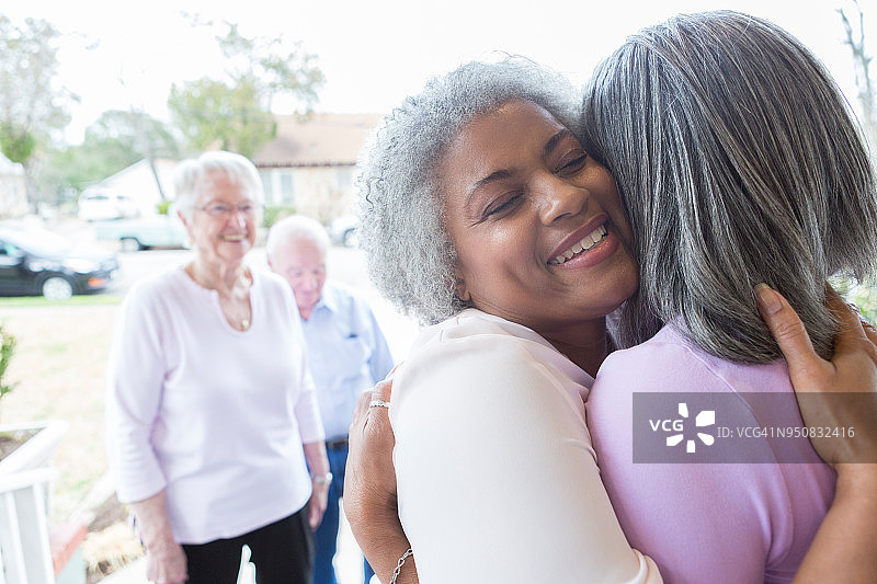 快乐的女人和邻居打招呼图片素材