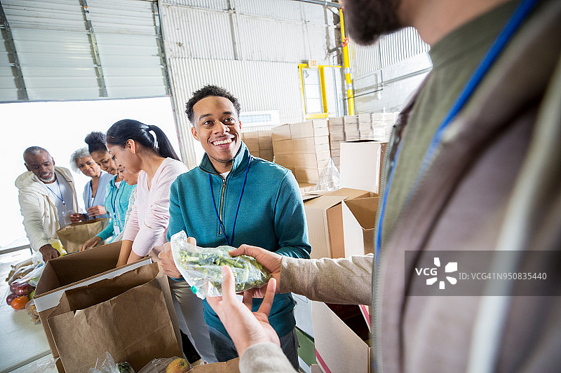 年轻人在当地食品银行工作图片素材