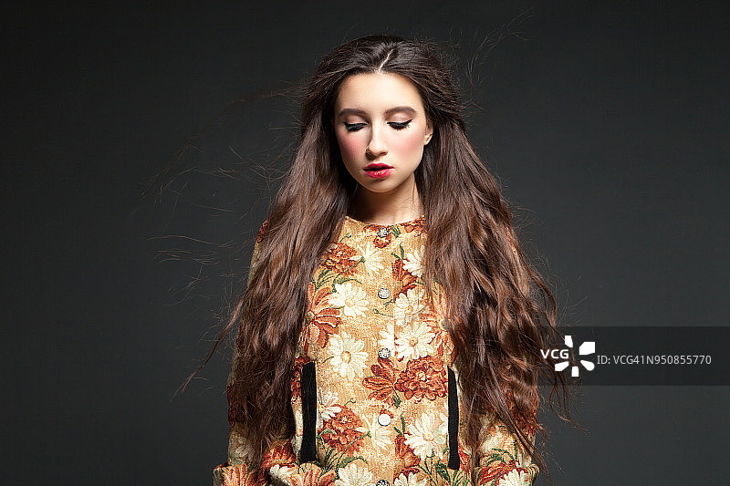 在工作室摆姿势的漂亮年轻模特图片素材