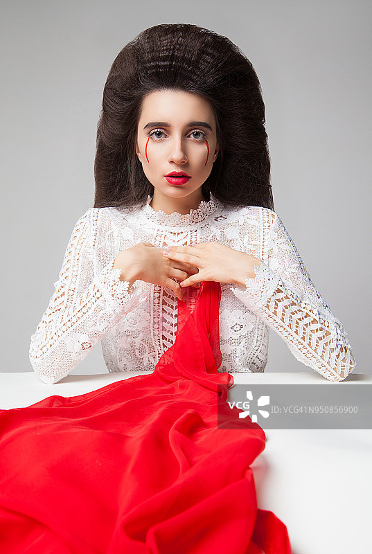 化着红色妆容的白色礼服模特图片素材