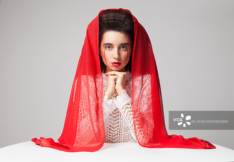 流着红色眼泪的忧郁模特图片素材