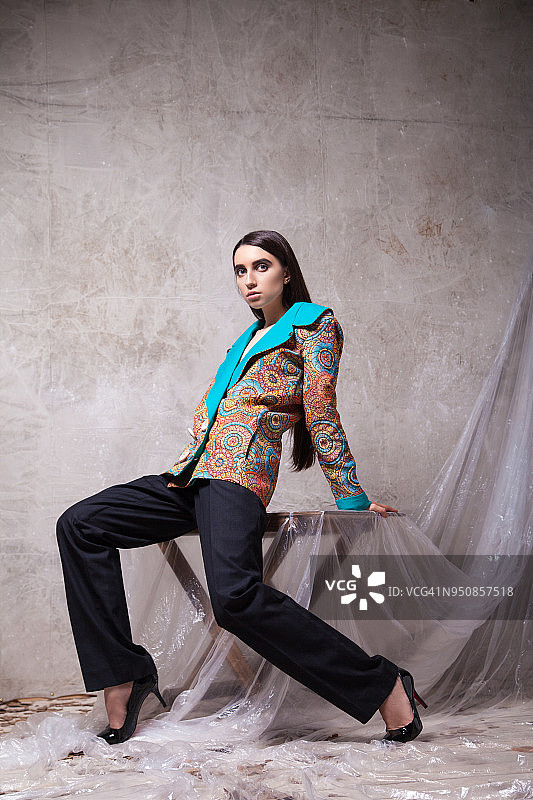 身穿彩色外套的时尚女性图片素材