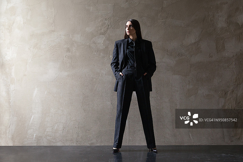穿西装，手插口袋的女人图片素材