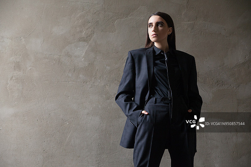 身穿黑色西装的时尚女孩图片素材