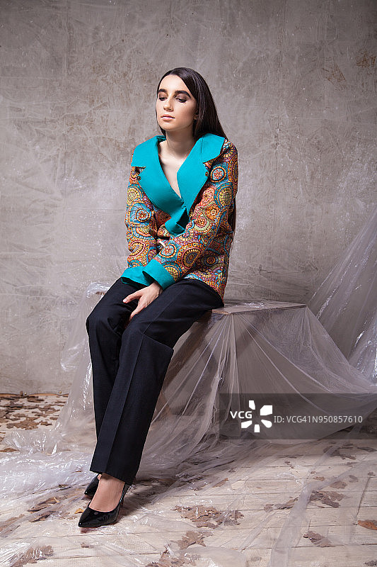 身穿彩色外套的时尚女性图片素材