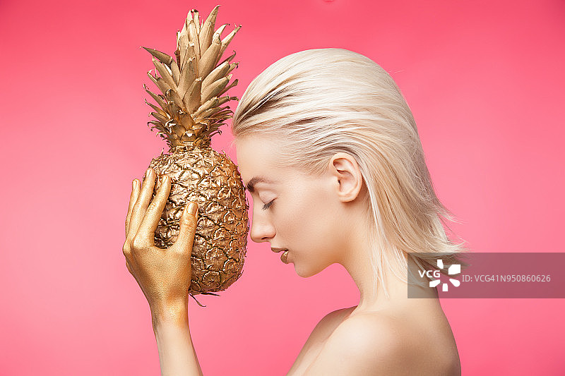迷人的模特与金色菠萝合影图片素材