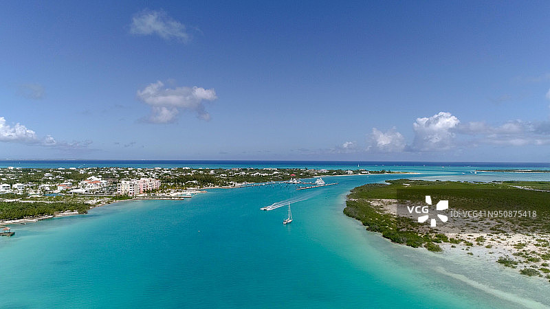 加勒比海中船只在清澈碧蓝的海水中行驶的无人机航拍图片素材