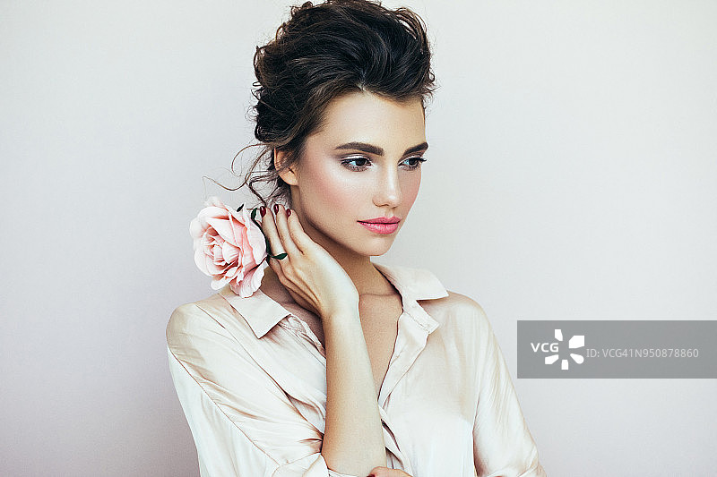 手持鲜花的漂亮女人图片素材