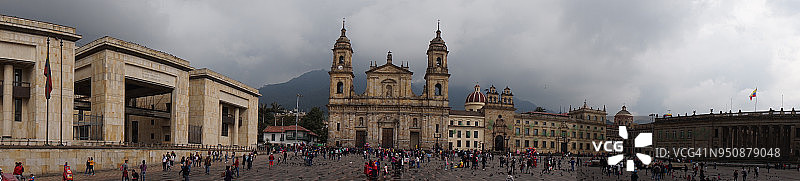 哥伦比亚波哥大玻利瓦尔广场、大教堂、国家议会大厦和司法宫全景图片素材
