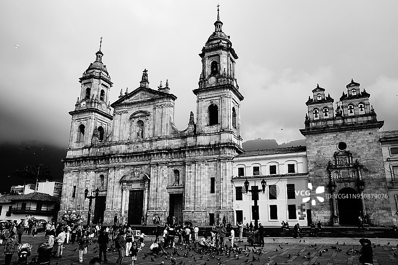 哥伦比亚波哥大玻利瓦尔广场的黑白大教堂图片素材