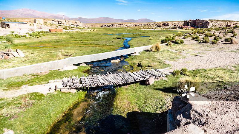 玻利维亚岩石黑色泻湖图片素材