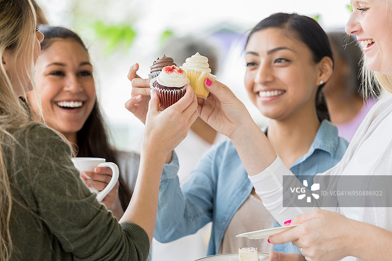 一起庆祝生日的年轻女性图片素材