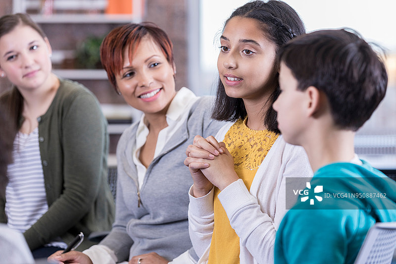 学校辅导员主持讨论小组图片素材