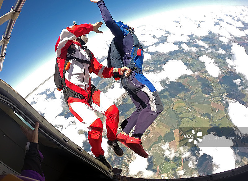 跳伞教练和学生一起跳跃图片素材