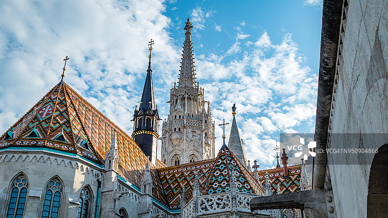 匈牙利渔人堡附近的布达佩斯大教堂图片素材