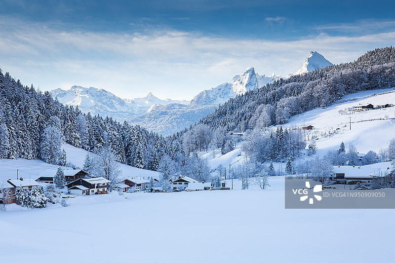 冬季仙境：德国巴伐利亚贝希特斯加登地区的瓦茨曼山图片素材