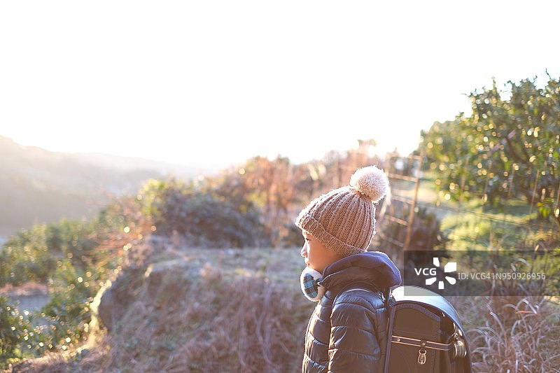 男孩在晨曦中行走图片素材