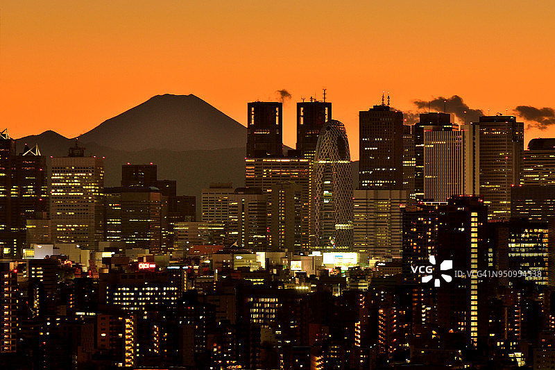 富士山与东京天际线：日景与夜景图片素材
