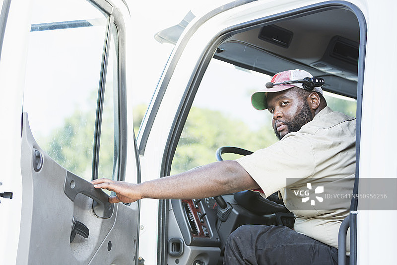 驾驶座上的非裔美国卡车司机图片素材