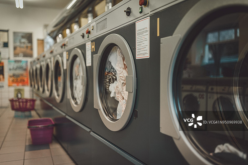 带有洗衣机的洗衣房图片素材
