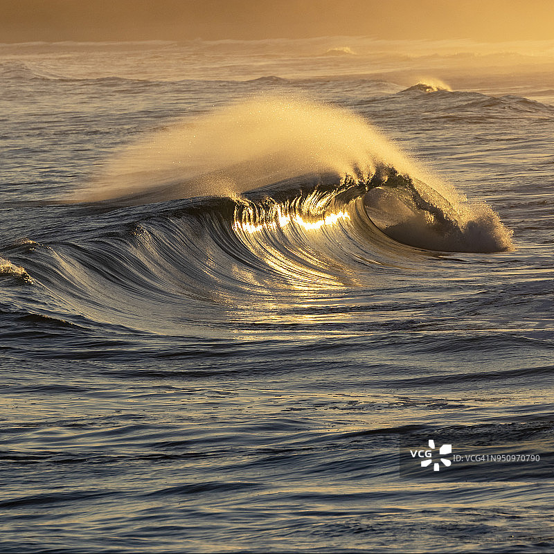 海景：日落时分的海浪图片素材